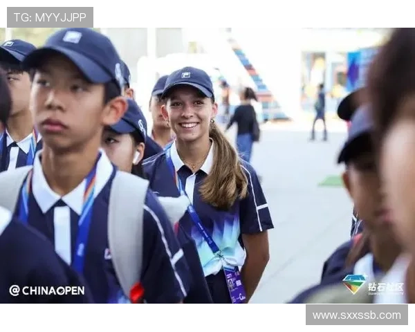 中网赛场上越来越多国际面孔球童展现青春与多元交流风采 中网赛场上越来越多国际面孔球童展现青春与多元交流风采