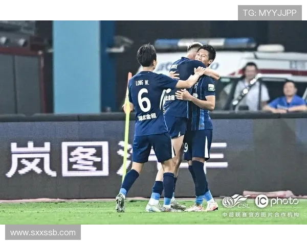 客场呐喊传递佛山力量助力球队坚定迈向保级之路